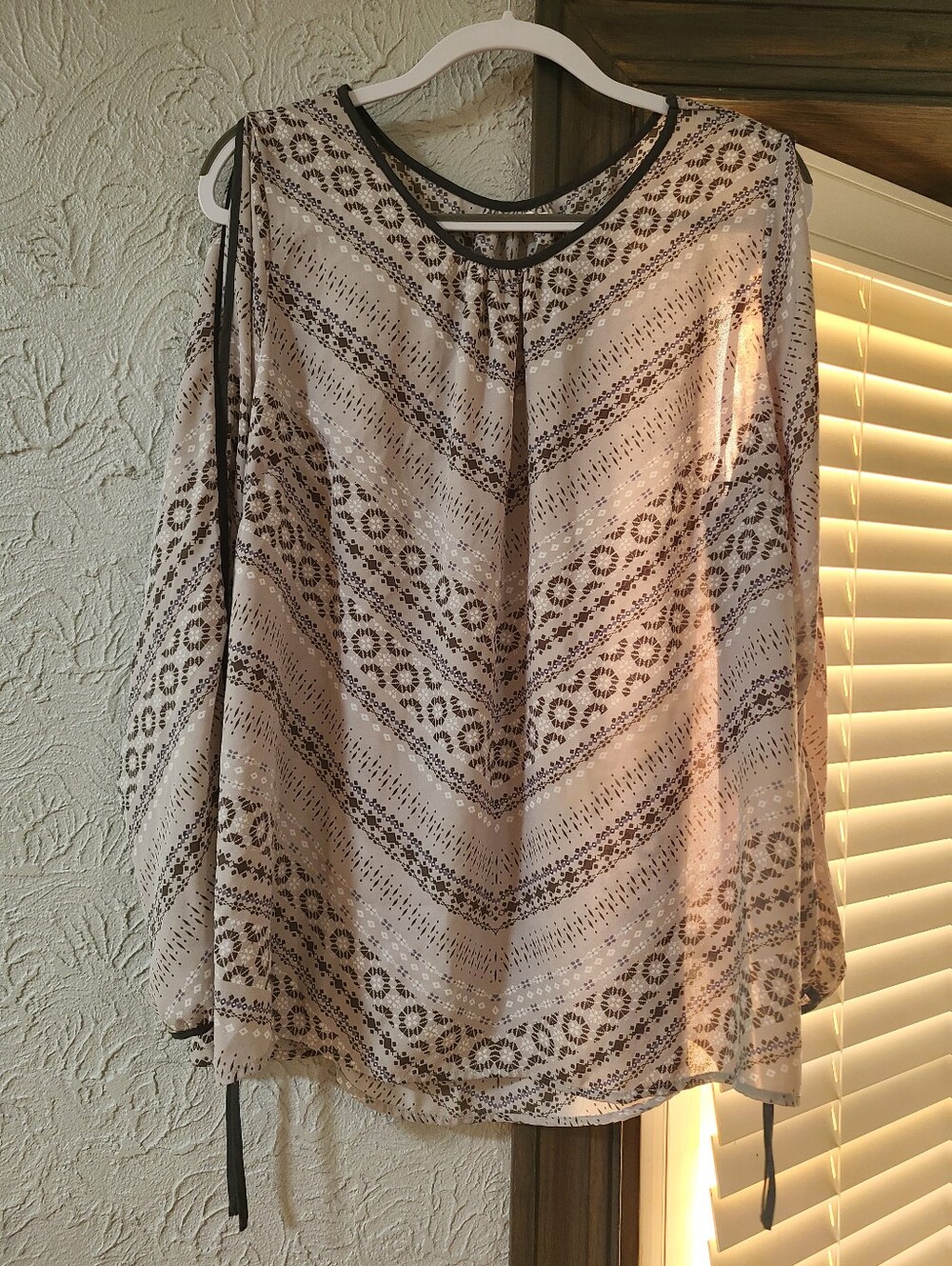Maurices Slit Sleeve w/ Tie Cuffs Lightweight Open Shoulder Blouse Womens Size 1